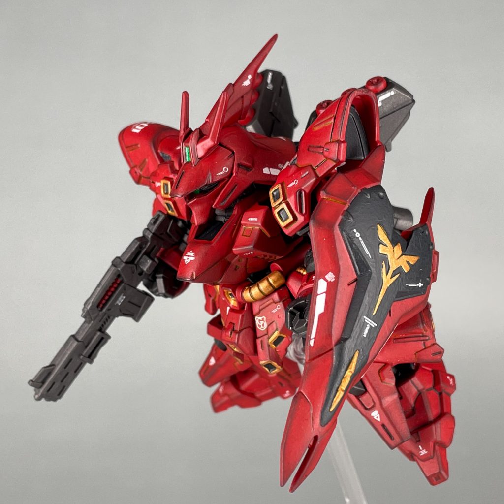 シールドは大きく見栄えがいいです。腕の横か後ろに取りつける仕様ですが、肩アーマーと思いっきり干渉します。幸い接続部がポールジョイントになっているので、ある程度の遊びは持たせることができますが。