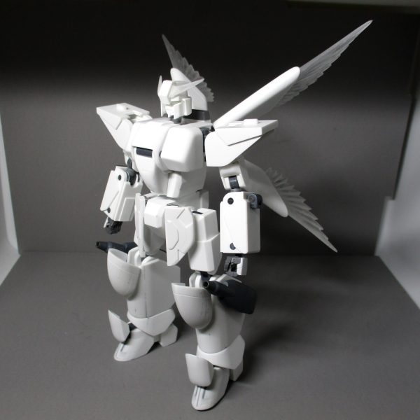 バックパック＆エフェクトで一気にボリュームアップしました。・アンクルガード作成。変形も考慮した可動をできるようにしつつ、あまり大きくしても不格好になるので思ったより苦戦。・バックパック、というよりスラスターバインダーの作成。クロスボーンを意識したX字の展開と、変形時の折りたたみができるように設計しました。・膝横にビームキャノン兼スラスターユニットを装備。これ元は何のパーツだっけ…？　鉄血のオプションパーツだった気がするけど、厚みがいい感じだったのでMSGパーツで改造して装着。ちょぴっとガンプラ成分増加。・ほとんど見えないけどリアスカートも作成開始。・光の翼エフェクトは、プラ板で原形を作成し、おゆまるで透明レジンに置き換えつつ量産しました。気泡とか歪みがあるけど、ビームエフェクトとしては十分かなー。次はリアスカートとふくらはぎの中身、それとそこに装着するエフェクトも考えねば。（1枚目）
