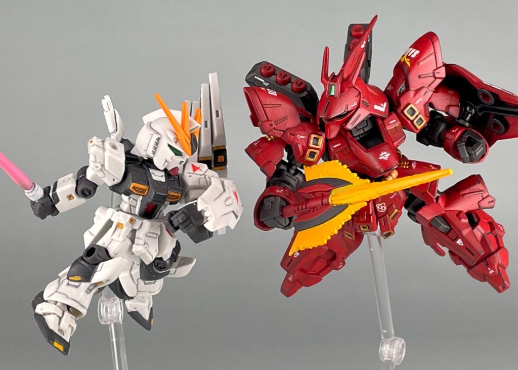 最後はモビリティジョイントのνはまだ作ってないので、MSアンサンブルのνガンダムと(意外とサイズ差気にならないw)。 以上、モビリティジョイント サザビーでした。造形的にはデフォルメ具合が非常にバランスよく纏まっており、SDながら重厚感があるフォルムが非常に好みです。しかし、成型色がかなり赤黒いので、そこは好みが分かれるかなぁと。各部のディテールも細かく再現されていますが、そのフォルムゆえ可動域がやや他パーツに干渉しやすい(特に頭とシールド)ですが、まぁそこまで気にするほどでもないかと。別売りのEXパーツで完全体になるのはモビリティジョイントのお約束ですが、欲を言えば射出状態のファンネルも2〜3個欲しかったですね。それでも同じ第2弾のレズン専用ギラ・ドーガと同じく、組み立てもしやすく、シールも少なかったので、非常に満足度の高いキットでした。