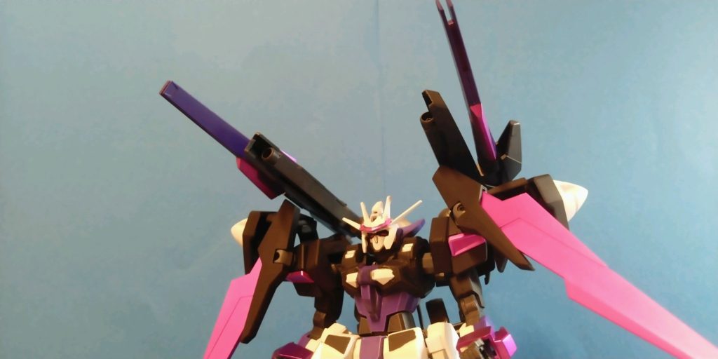 背部のUXファングは、基部ごと前に向けて背面キャノンとしても運用可能。