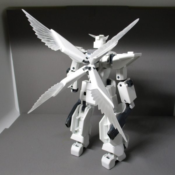 バックパック＆エフェクトで一気にボリュームアップしました。・アンクルガード作成。変形も考慮した可動をできるようにしつつ、あまり大きくしても不格好になるので思ったより苦戦。・バックパック、というよりスラスターバインダーの作成。クロスボーンを意識したX字の展開と、変形時の折りたたみができるように設計しました。・膝横にビームキャノン兼スラスターユニットを装備。これ元は何のパーツだっけ…？　鉄血のオプションパーツだった気がするけど、厚みがいい感じだったのでMSGパーツで改造して装着。ちょぴっとガンプラ成分増加。・ほとんど見えないけどリアスカートも作成開始。・光の翼エフェクトは、プラ板で原形を作成し、おゆまるで透明レジンに置き換えつつ量産しました。気泡とか歪みがあるけど、ビームエフェクトとしては十分かなー。次はリアスカートとふくらはぎの中身、それとそこに装着するエフェクトも考えねば。（2枚目）