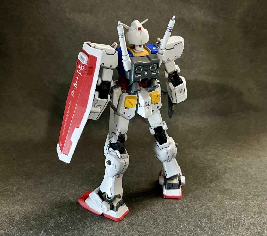 リアビューシールドはデフォのままだと前腕部の裏側にしか取り付けられないので、ランナーを加工して簡易的なグリップを制作し、側面に来るようにしています。