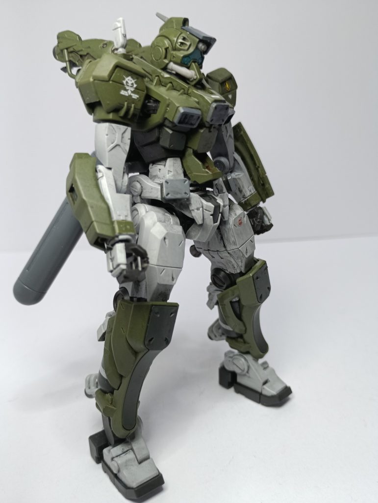 主な改造点は、顔の形状の変更。胸部・肩部のボリュームアップ化。腕部にゲルググのパーツを追加。あと各部に市販パーツを貼り付けました。