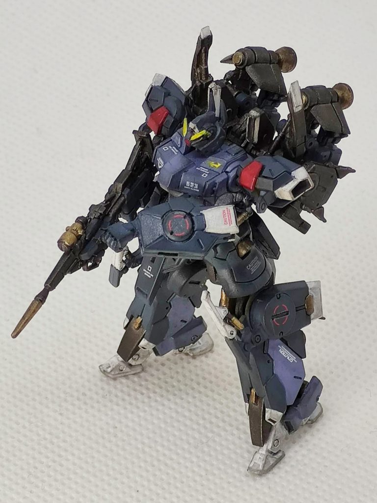 この銃は大きさの割に相当威力があるようで、一射するごとに反動で右腕が故障するらしく、そのためにバックパックに交換用の腕を４本用意してあるようです。