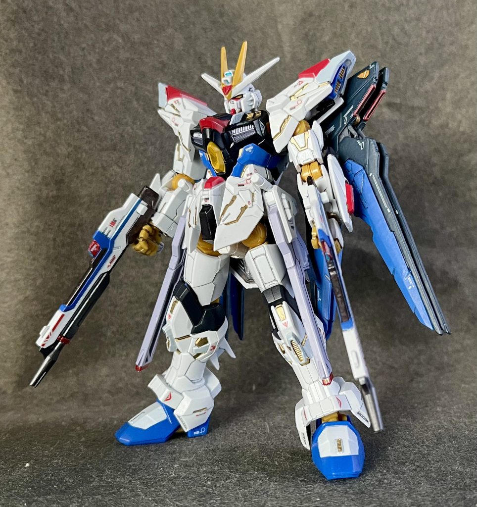 フロントビュースミ入れ、部分塗装、100均で買ったモデラーズステッカーを全体的に貼り付け、最後にトップコート。スーパードラグーン 機動兵装ウイングは、種死放映当時に発売された完成品フィギュア「コズミックリージョン」のものを丸ごと移植。てか、本体サイズはＧフレームの方が小さいのに、それでも昨今の立体物に比べてドラグーンのサイズが若干短いとはこれいかに？(笑)しかも、Ｇフレームより更に小さいモビルスーツインアクション版とほぼ同サイズ(笑)一応、設定画だとこんなもんだけど。まあ、全体的なサイズ感としては気にならないレベルなのと、細かく入れられたディテールがＧフレームアレンジとマッチしたので、個人的にはこれで結果オーライ。