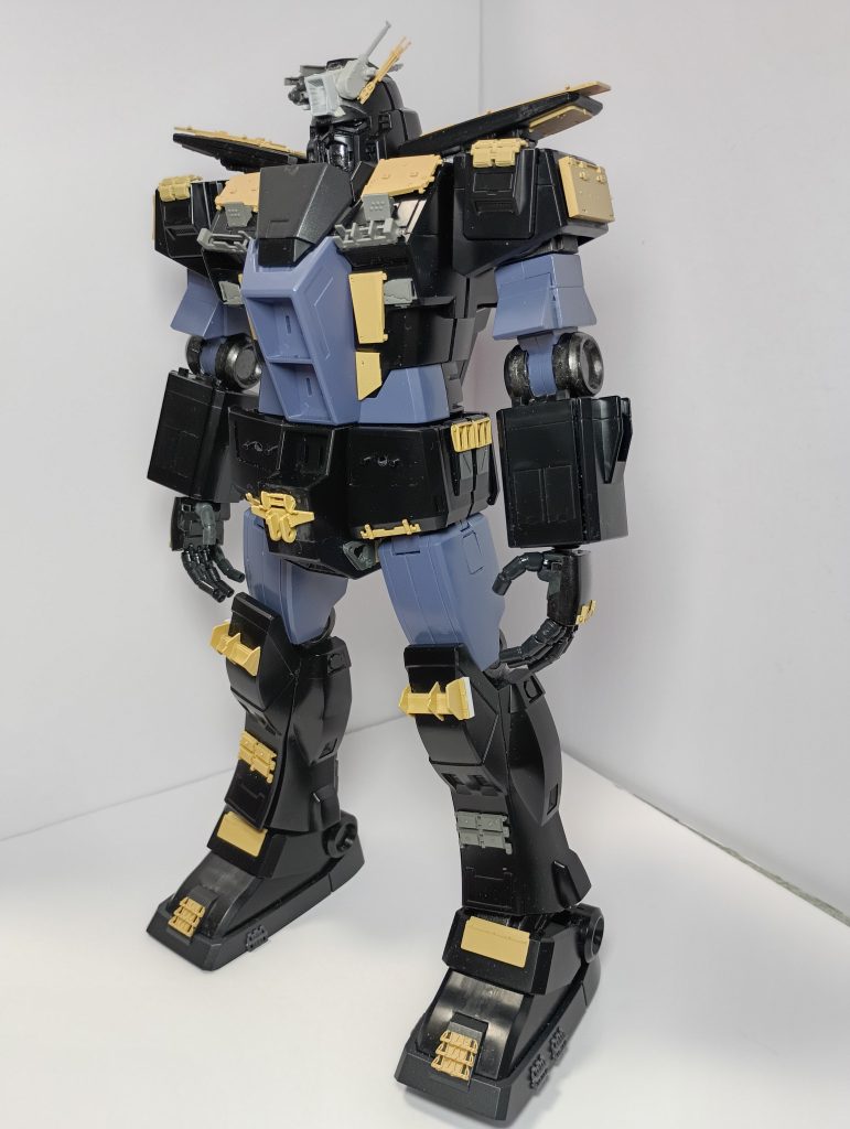 作成途中。元キットが全体的にのっぺりしているので、戦車のプラモのパーツを各所に張り付けています。