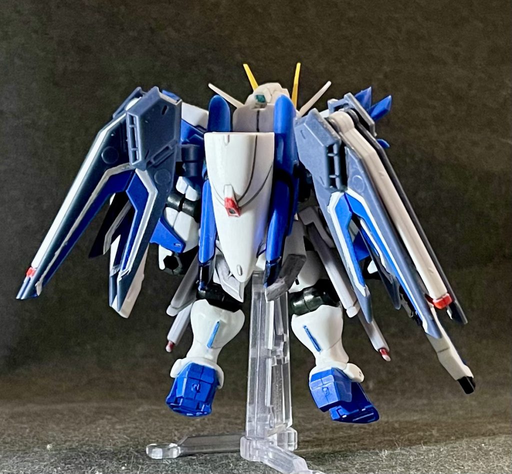 リアビュー後頭部に空いていた穴は、プラ棒使って埋めました。てか、ウイング部の組み立てが何気にムズかったorz