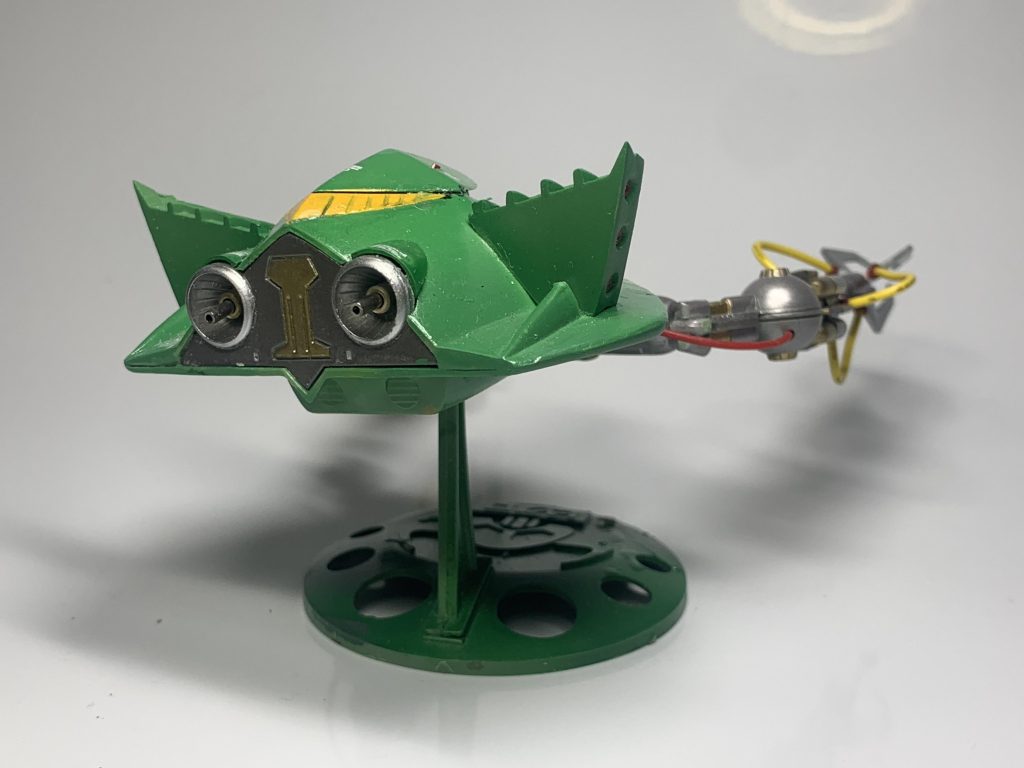 高出力エンジンを搭載し抜群の加速性を誇る機体。左右にはスラスターらしきものもあるのでこれで姿勢制御しているのでしょうか？これならば〈どうやって曲がるのだ？〉という心配はなさそうです(笑)(zaku-kao4)