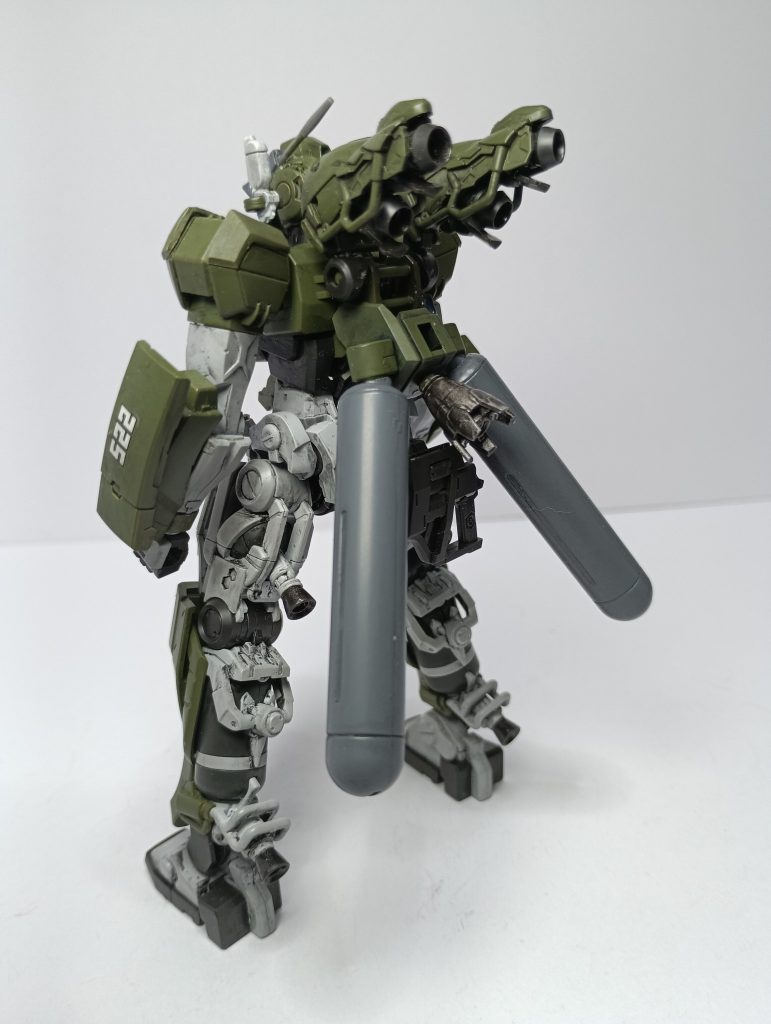 背部。バーニアとプロペラントタンクを追加しています。