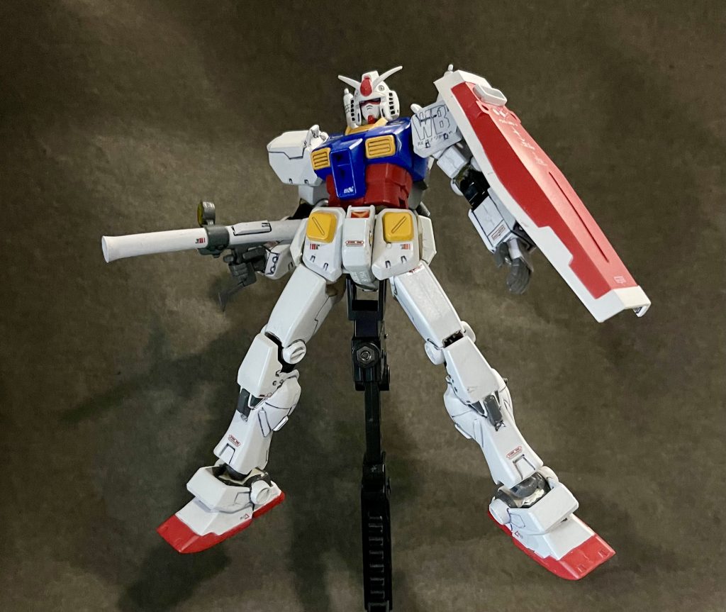 バズーカも一丁付属。ただ、サイズが小さすぎなのと更に、改造したことでリーチが伸びた為、射撃ポーズは取れず…orz