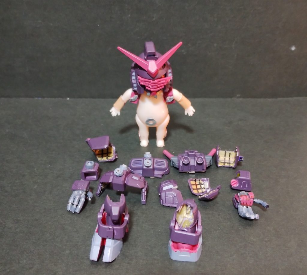 各パーツに磁石を付け、本体の受けにワッシャーを貼って着脱できるようにしました。肩幅が足りなかったので6ミリボールジョイントをはさんでます。パーツの裏面はリフレクタっぽく塗装しました。