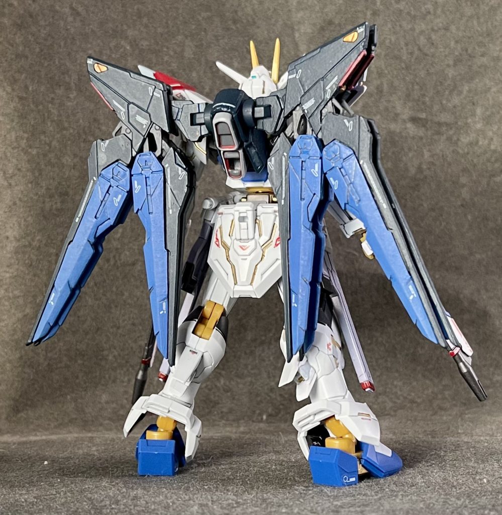 リアビューうん、ドラグーンの長さは旧HG版と同じくらいのサイズ比かな？？ドラグーンは一応着脱可能ですが、PVC製で一部ポロリしやすく尚且つ、外したところでディスプレイする術が無いので、外した状態は撮影してません(笑)あと、スラスター部にスタンド接続用の穴が開いてますが、そこはまあご愛敬(笑)