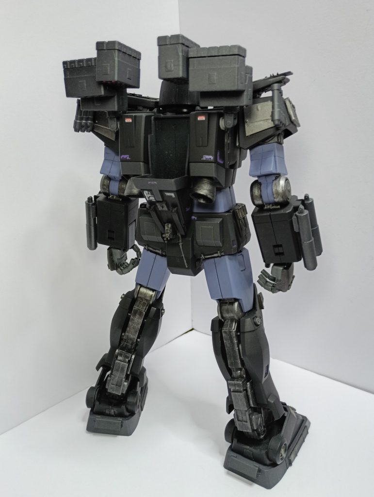 背部。脚部フレームなど元キットでは白い部分はABS製だったのですが、イメージに合わなかったで水性アクリジョンで塗装しました。(関節がキツいので、塗膜が強いと言われるアクリジョンでも塗装剥げが酷いです…)