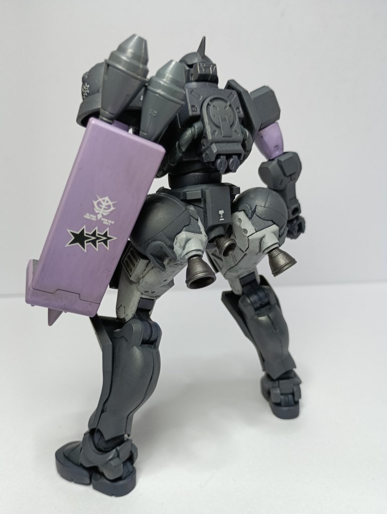 背部。脚のタンクとバーニアが２個になってので、推力・安定性・推進剤の容量はザクよりも劣ります。