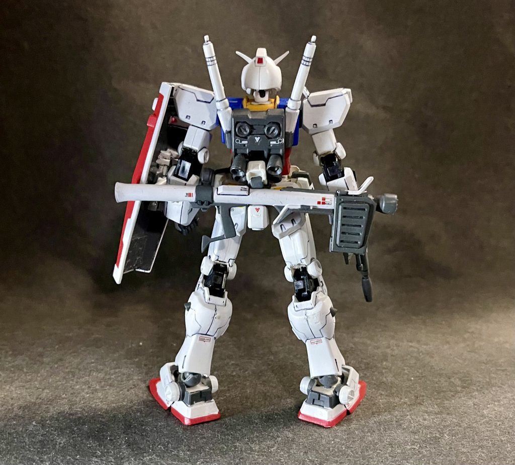 バズーカは付属のラックパーツに差し替えることで一応、腰部に懸架可能。保持力は弱いですが。