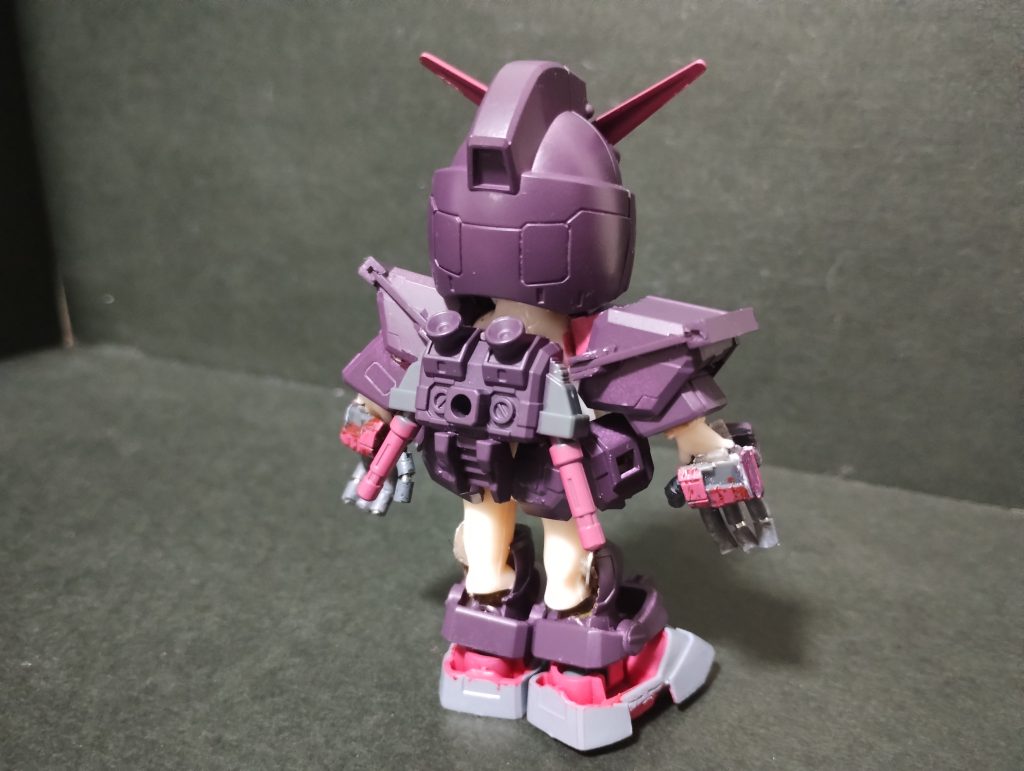 後ろから見ると脚がまる出しです。。。