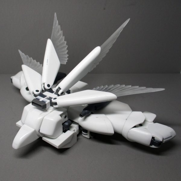 バックパック＆エフェクトで一気にボリュームアップしました。・アンクルガード作成。変形も考慮した可動をできるようにしつつ、あまり大きくしても不格好になるので思ったより苦戦。・バックパック、というよりスラスターバインダーの作成。クロスボーンを意識したX字の展開と、変形時の折りたたみができるように設計しました。・膝横にビームキャノン兼スラスターユニットを装備。これ元は何のパーツだっけ…？　鉄血のオプションパーツだった気がするけど、厚みがいい感じだったのでMSGパーツで改造して装着。ちょぴっとガンプラ成分増加。・ほとんど見えないけどリアスカートも作成開始。・光の翼エフェクトは、プラ板で原形を作成し、おゆまるで透明レジンに置き換えつつ量産しました。気泡とか歪みがあるけど、ビームエフェクトとしては十分かなー。次はリアスカートとふくらはぎの中身、それとそこに装着するエフェクトも考えねば。（4枚目）
