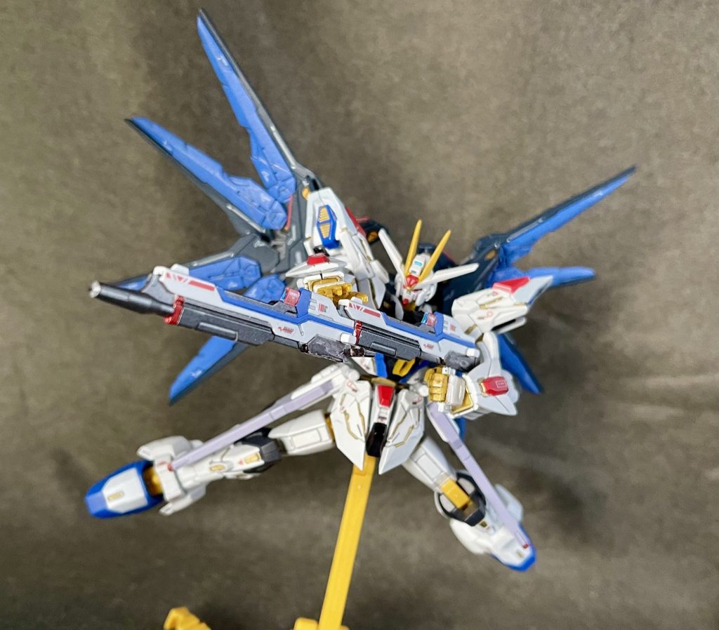 あくしょ～ん其一これこれ！このポーズが取らせたかったわけですよ(笑)因みに、ロングビームライフルは付属品のものを加工して制作。本来は、銃身をスライドさせて撃鉄（？）部を引き出すという設定になってますが、流石にその状態までは再現出来なかったので、そこは割愛。