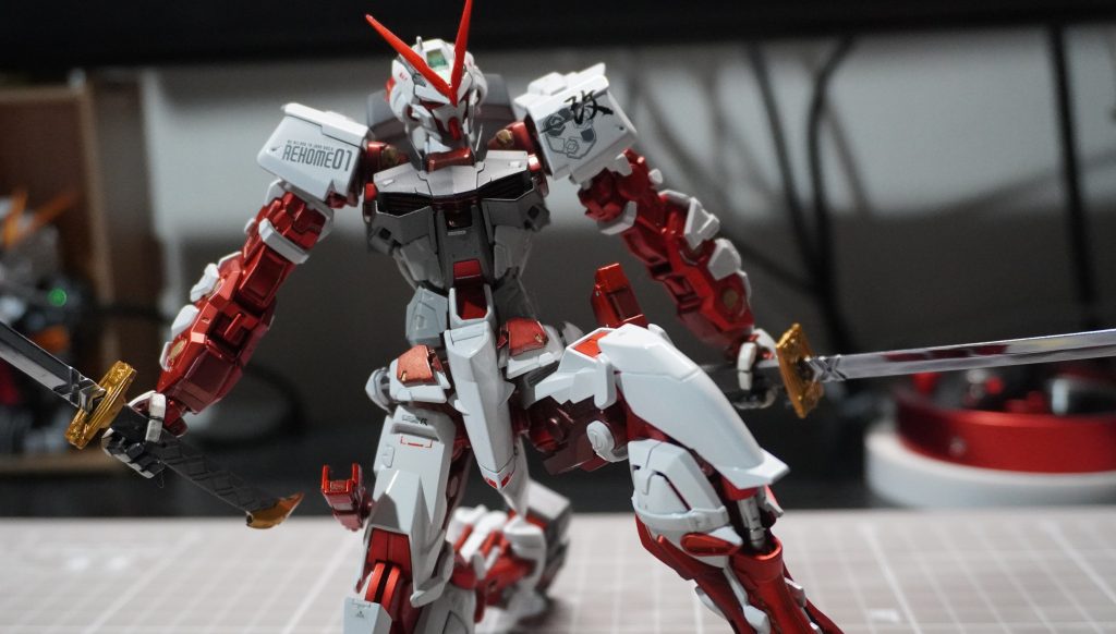 ポージングしようにも、当時はクリアリングとか気にせずとにかく塗装を楽しんでいたので、今動かそうとするとギッチギチでした。なのに足首は結構緩くて割と倒れます。貧血かな？