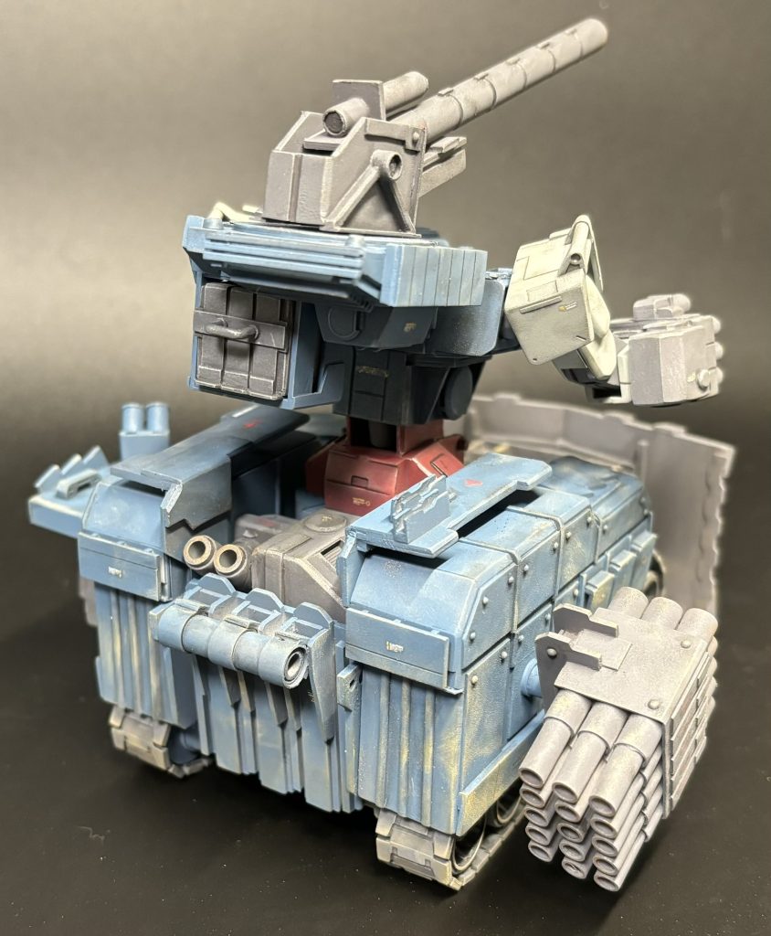 リアサイドキャノンのマガジンが三連で突っ込まれているジムから流用したエンジンがスモークを吐く