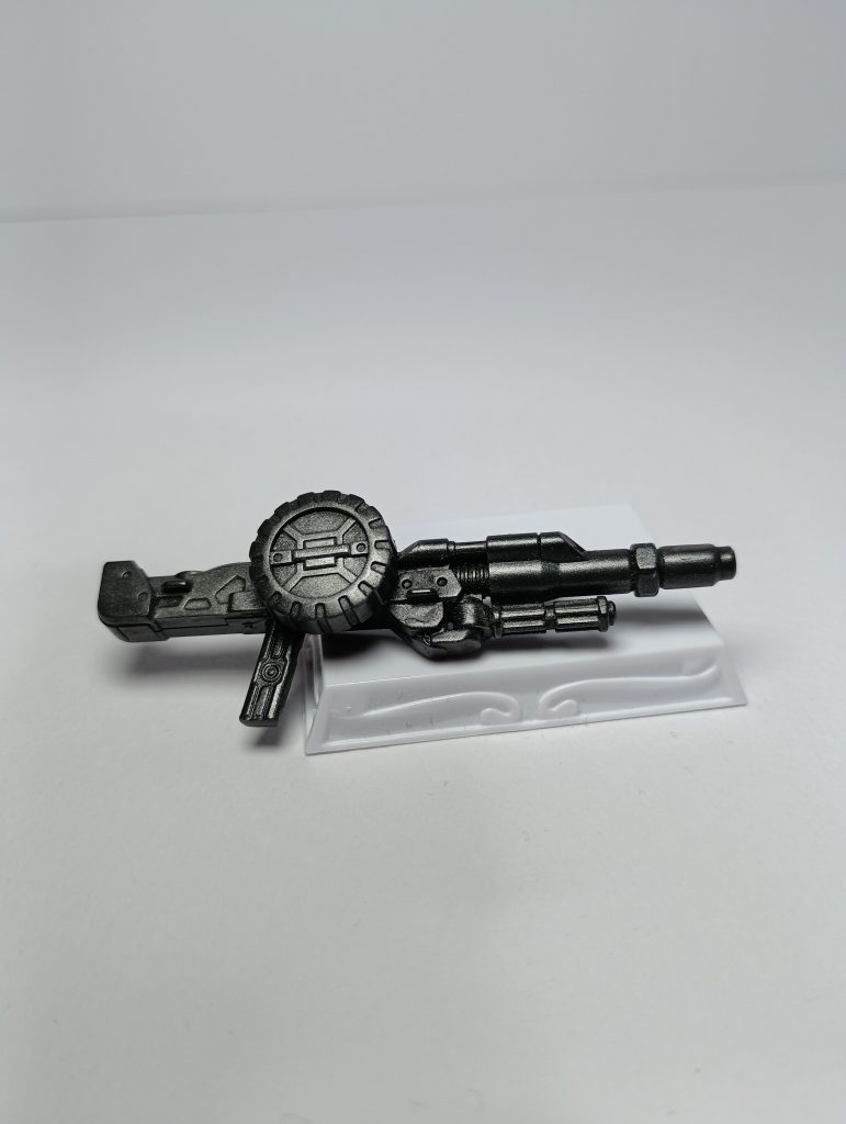 ザクマシンガン。元キットからパーツを取り除きマガジンを横に付けました。