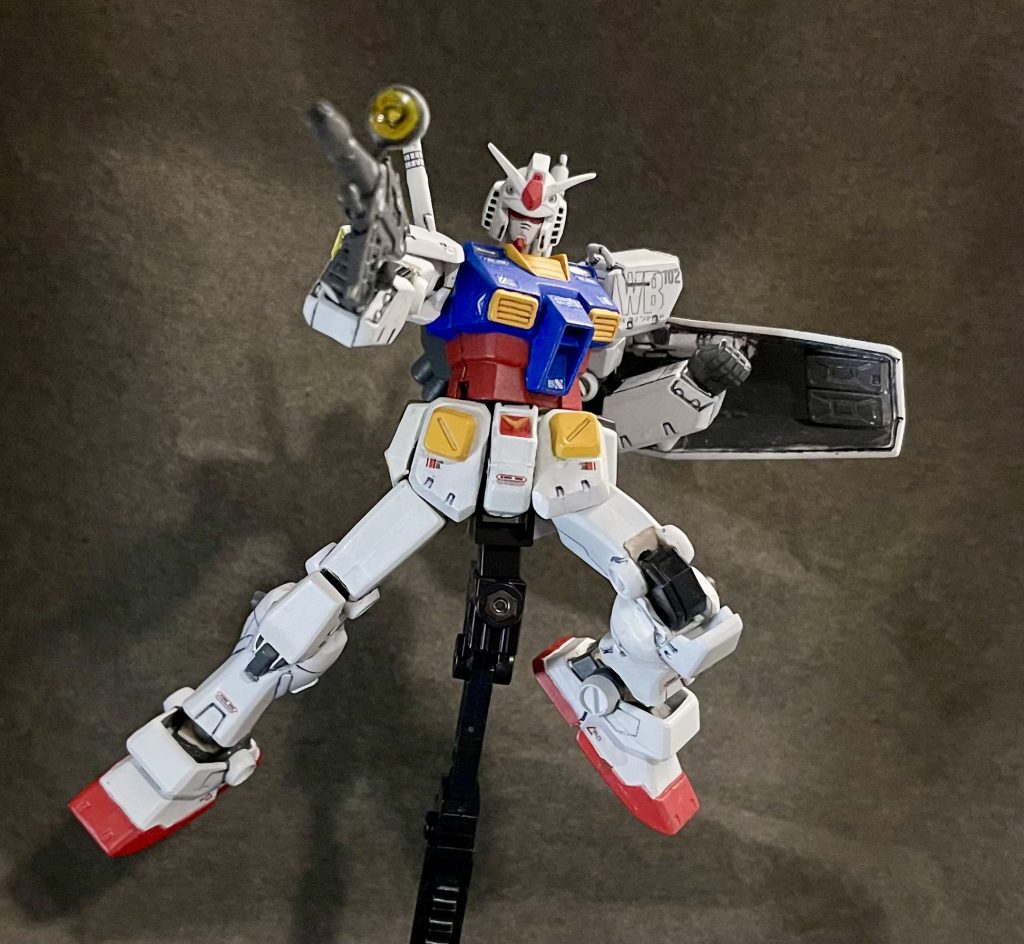 前回のHi-νの時みたいに、肩の付け根に引き出し式の関節を仕込めなかったのでイマイチ、ケレン味がある射撃ポーズが決まらず（手首が斜めに角度付いているから余計に）腰部アーマーは、前後左右全て切り離し、スプリングを仕込み独立可動化させて脚部の可動を妨げないようにしています。