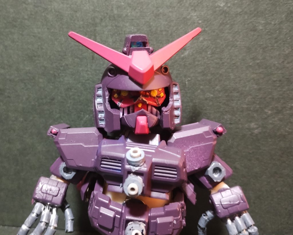 バイザーの取り外しができます。複眼にしましたがあまりそれっぽくなりませんでした。