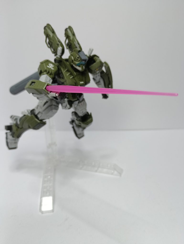 右腕部はビームサーベルユニット。
