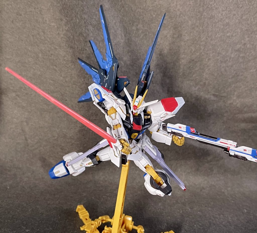 あくしょ～ん其二種死三期OPでデスティニーと切り結ぶシーンっぽくビームサーベルは予備があったので、それを塗装し再現。余談ですが、今回これを作る為だけに、可動フレームのみを追加購入しています(笑)てか、Ｇフレームの可動フレームをランナーの状態で単品販売してくれないかな～（税込500円くらいで(笑)
