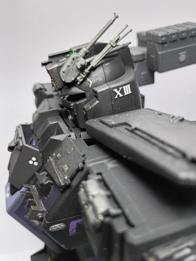 左はセンサー+アンテナの集合体です。n_i_t_r_oを搭載していて、一般兵でも操縦可能ですが、負荷が強すぎてもって1回の出撃が限界となります。ちなみにパイロットはサーティーンという東洋系以外という以外全て謎のオッサンが乗っているイメージです。