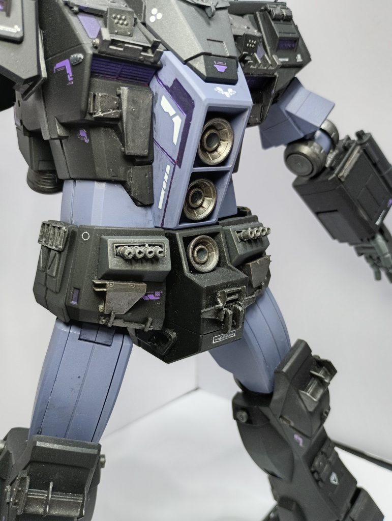 紫の部分がサイコフレームで、ちょっと頑張ってスジボリをやってGXメタルバイオレッドで塗ったのですが、ほとんど輝いていません……あと、フロントアーマーには左右で8門のビーム砲をつけてみました。