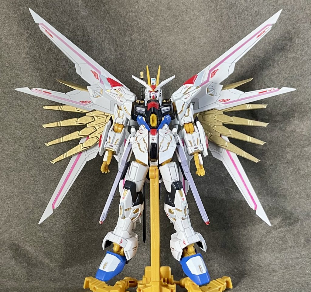 デンデンデンデンデンデン…♪デンデンデンデンデンデン…♪（BGM：例のアレ続いてマイティーストライクフリーダムガンダムでございます。プラウドディフェンダーの金羽部を、今回初めてダイソーのラッカースプレー ゴールド使って塗装してみましたが、なかなか良いかも。