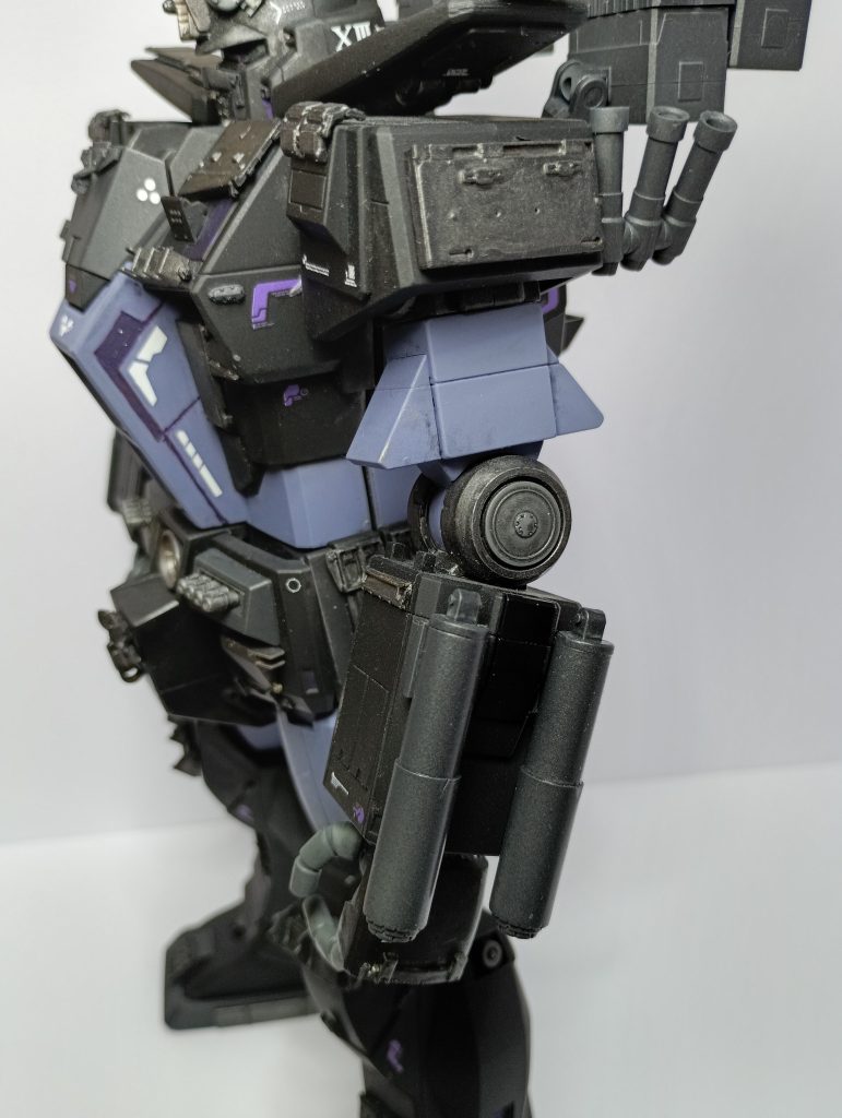 両腕にはビームキャノンを4門増設。肩の後ろにはビーム攪乱弾、スモーク弾等射出するためのランチャーが装備されています。