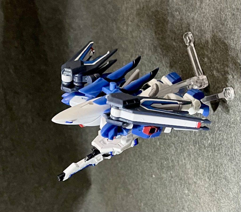 MA形態この状態で飾っておけるスタンドがないので、撮影アングルで胡麻化してます(笑)てか、本体とシールドとライフルを接続するピンが短い為、ギリギリで保持してる感じ。最後まで閲覧いただき、ありがとうございました!