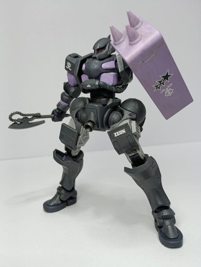 スパイクシールド。旧ザクのキットより流用。