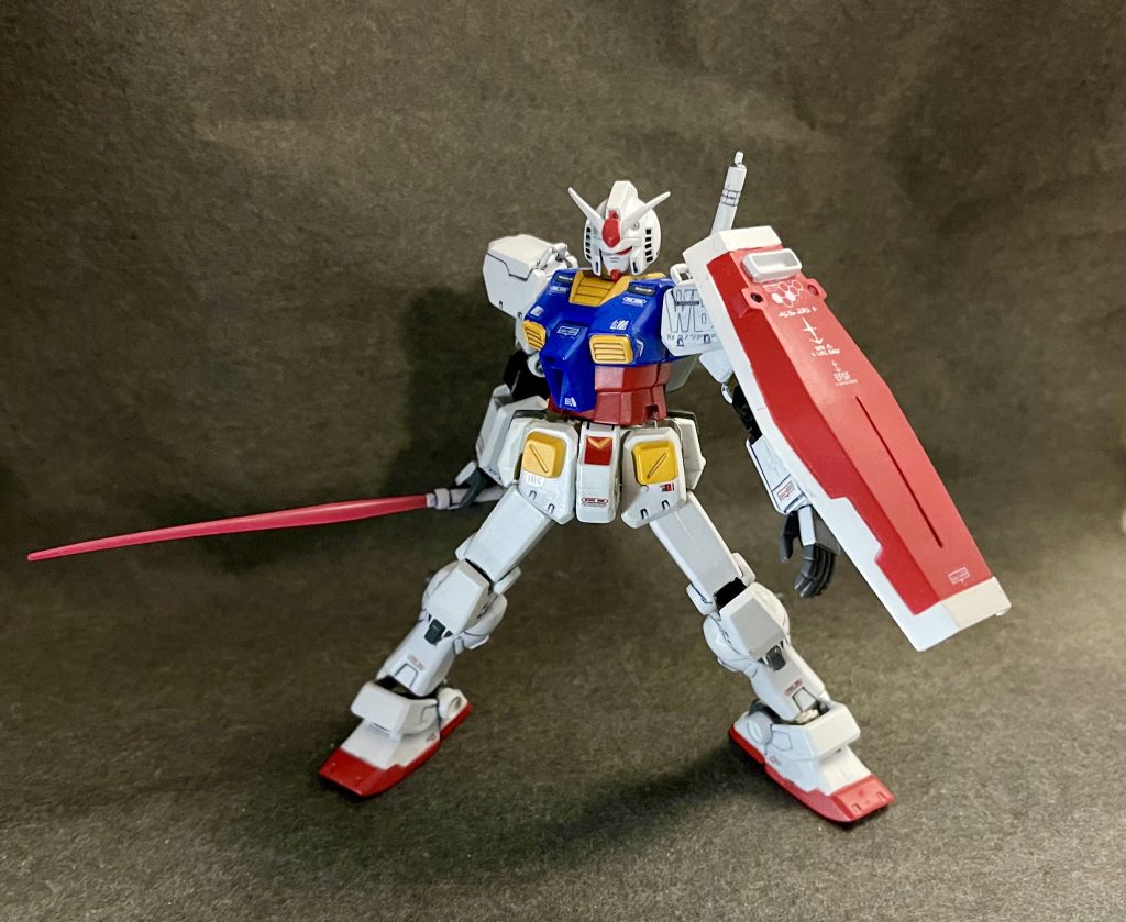 ビームサーベルは、柄だけのものとは別に、ビーム刃と一体になっていて且つ、形状違いのものが二本付属。因みにこちらはストレート刃で、