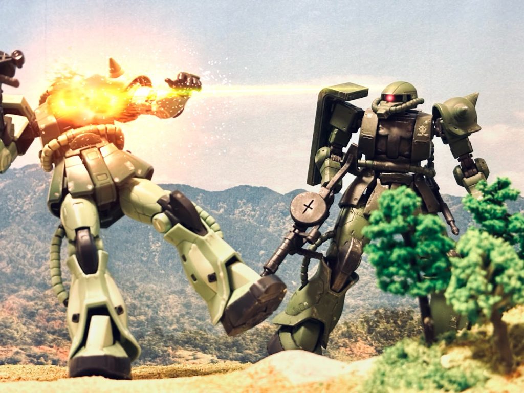 サイモンのザクが、火を吹き、上体が爆散した。何かが、胴体に直撃し、貫通していった。戦車砲にしてはいやに図太く明るい