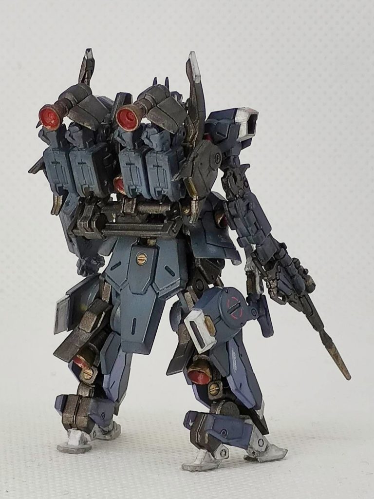 バックパックにあるのが交換用の右腕です（ちょっとシュール）。交換は下部のレール機構によって自動で出来るようです。