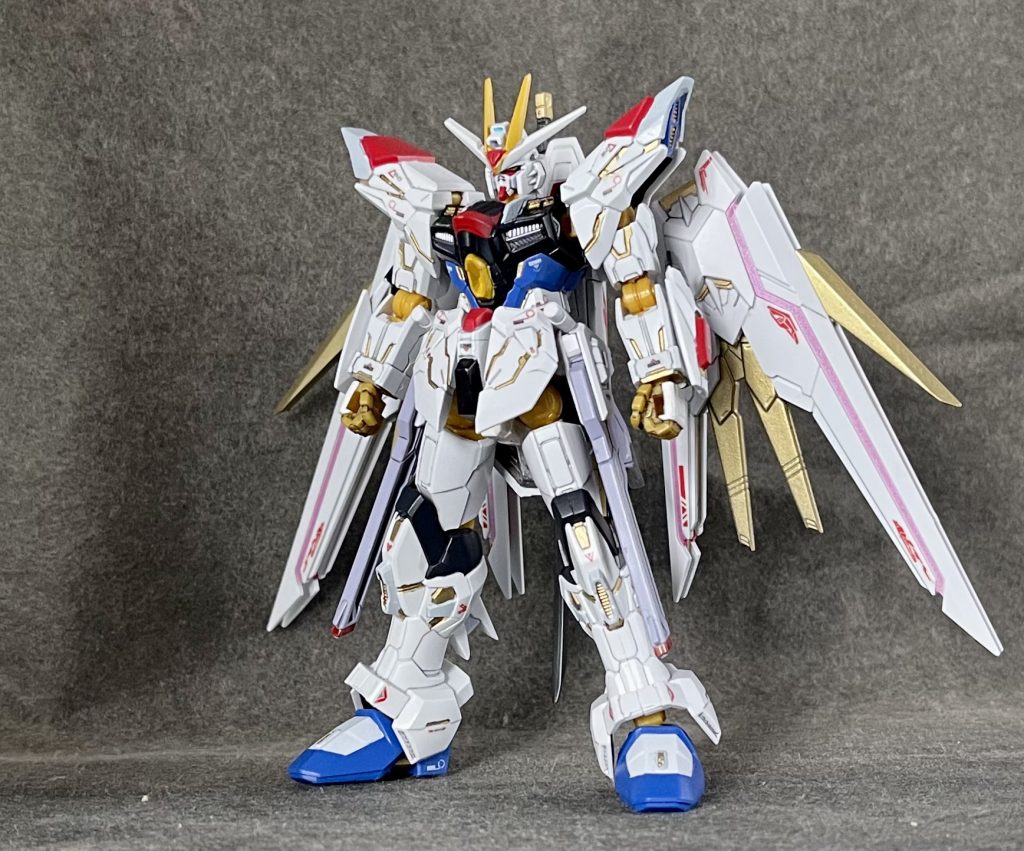 フロントビュー今回、これ作って改めて思ったんですが、このストフリだけなんて言うか、素のままだと腹部が太いから余計に胴が短く見えるというか。まあ、それも解消したくて今回の改造に踏み切ったわけですけども、先に出ていたフリーダムとライフリの時は、Gフレームアレンジのマッシヴさも大して気にならなかったのに、今回は何か変って思ったんですよねぇ。