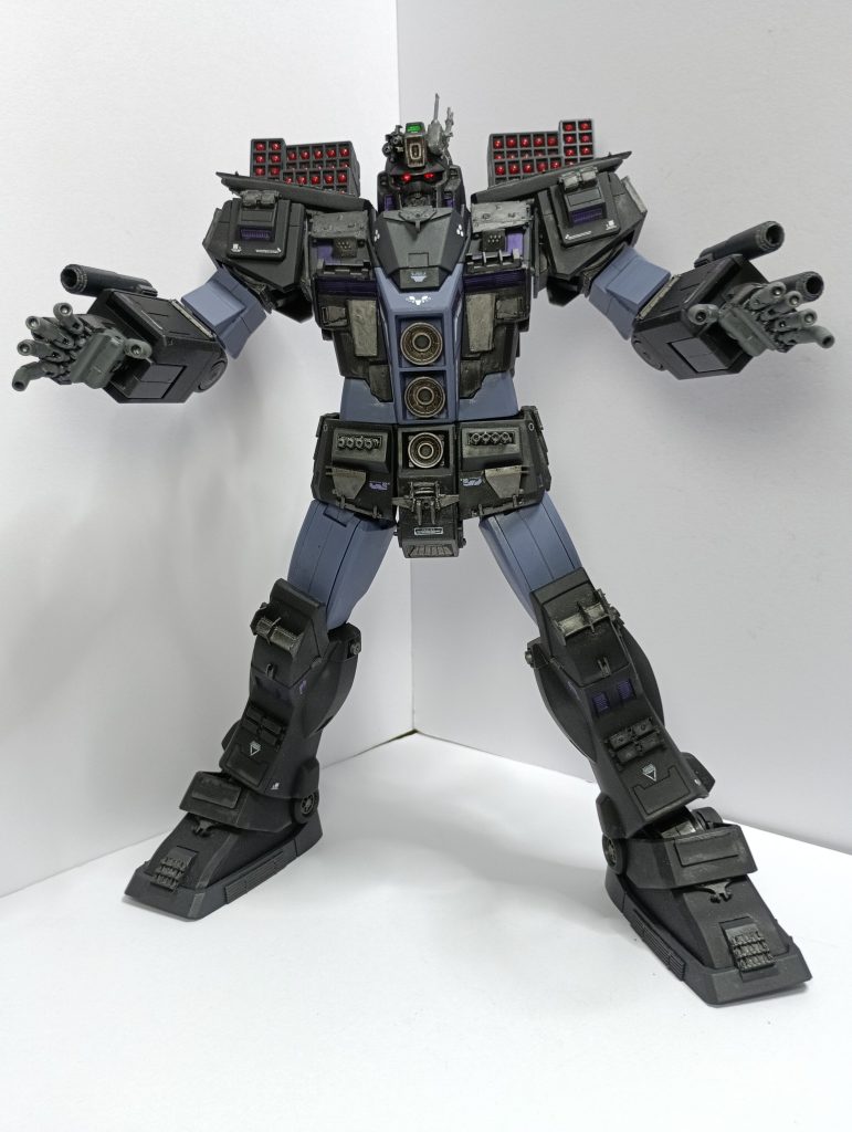 全武装掃射。背部のミサイルコンテナは通常下向きになっていますが、展開し60発のミサイルが一斉発射可能となります。