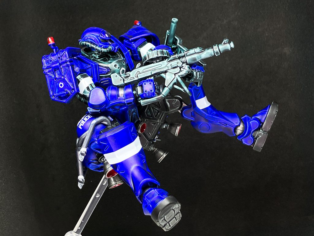 足をガッと開き、ザクマシンガンを構える姿。ちゃんと両手持ちで構えられる。足の開き加減も「こんなポーズできるんだ！」と、なかなか感動もの。