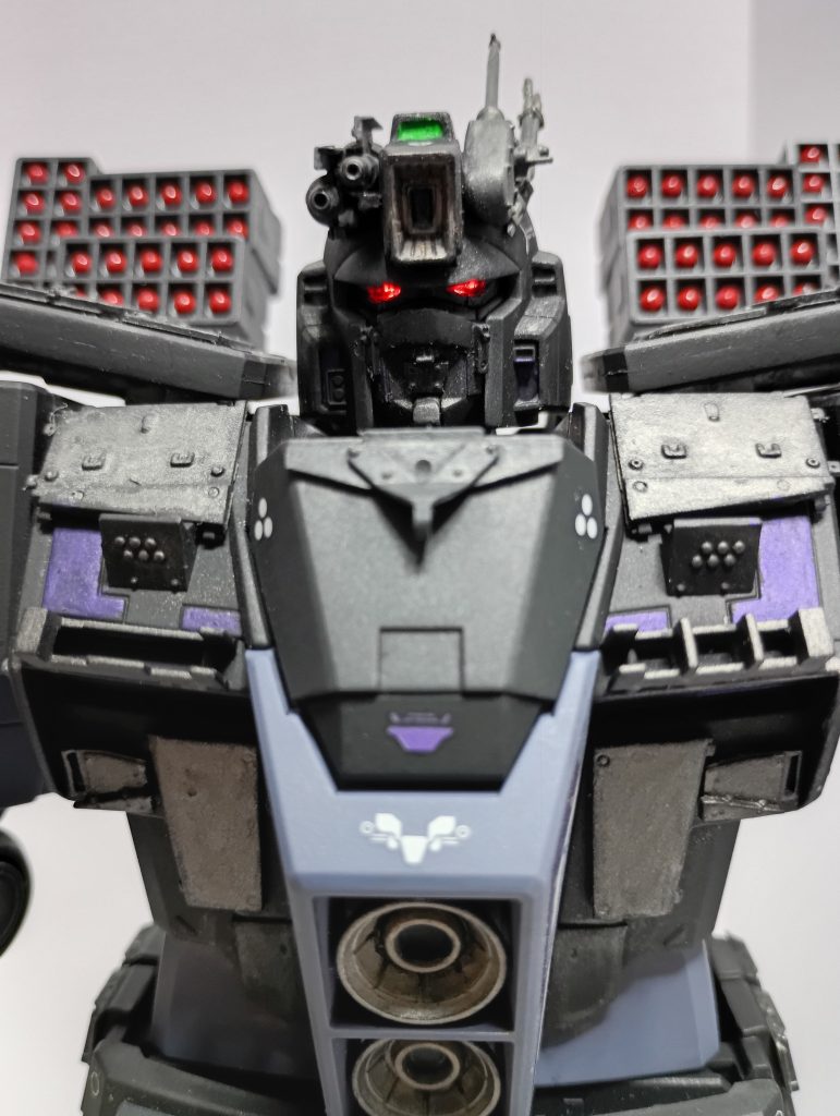 目は穴をあけて100均のレジンを流し込みクリア化したので、磁気スイッチのLEDで光らせることが出来ます。こういう目を光らせた巨大な人型物体は個人的にはツボです。