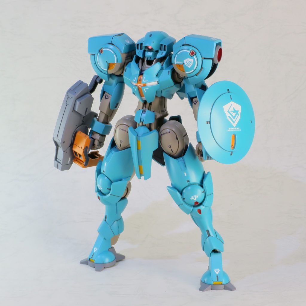 ■コンセプト:エースが乗るハイエンド量産機雑魚敵っぽさを感じる部分を排除し、シンプルに制作。エメラルドグリーンをメイン色にし、差し色としてオレンジを採用しました。関節色はタンを混ぜてどちらの色にも馴染むよう工夫しました。頭部がとにかく気に入らなかったので30MMのパーツに交換。モノアイでいかつい表情を目指しました。元々の武器もかなり謎の武器だったので近未来感のあるライフルに置き換え。