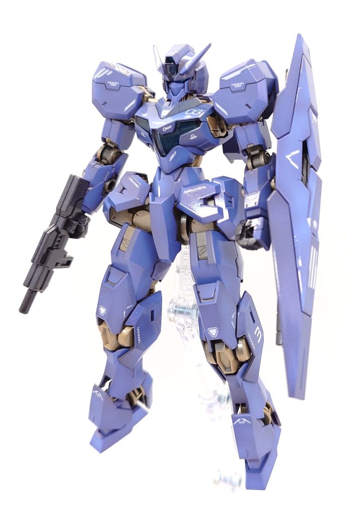メインのブルーですが、なんと『ガイアカラー サーフェイサーエヴォ ガンメタ』+『ガイアカラー クリアーホワイト』なんです。なんと青系の塗料は一切使ってないんです。塗料って不思議ですね(gundam-kao6)
