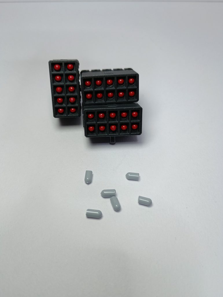 ミサイルコンテナはボールデンアームズのパーツに先が丸いランナーを赤く塗って押し込んでいます。