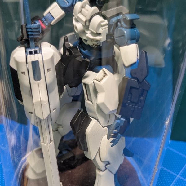 ガンダムシュバルゼッテ、組み上げた感じケンタウロスみたいな感じ、ソードは重すぎで前には掲げられない。付属のシールは２種類あって、ソード用は厚みも有ってパーツの一つになっています。今回は装甲の裏側を閉じて厚みを出してみる。（6枚目）