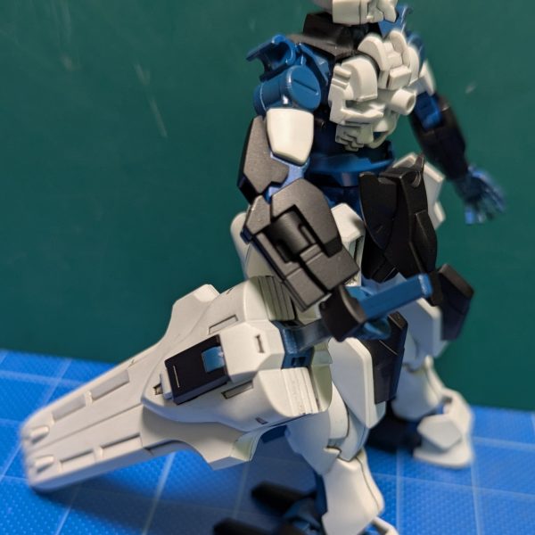 ガンダムシュバルゼッテ、組み上げた感じケンタウロスみたいな感じ、ソードは重すぎで前には掲げられない。付属のシールは２種類あって、ソード用は厚みも有ってパーツの一つになっています。今回は装甲の裏側を閉じて厚みを出してみる。（4枚目）