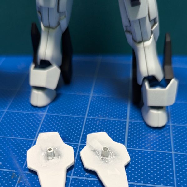 ガンダムシュバルゼッテ、組み上げた感じケンタウロスみたいな感じ、ソードは重すぎで前には掲げられない。付属のシールは２種類あって、ソード用は厚みも有ってパーツの一つになっています。今回は装甲の裏側を閉じて厚みを出してみる。（2枚目）