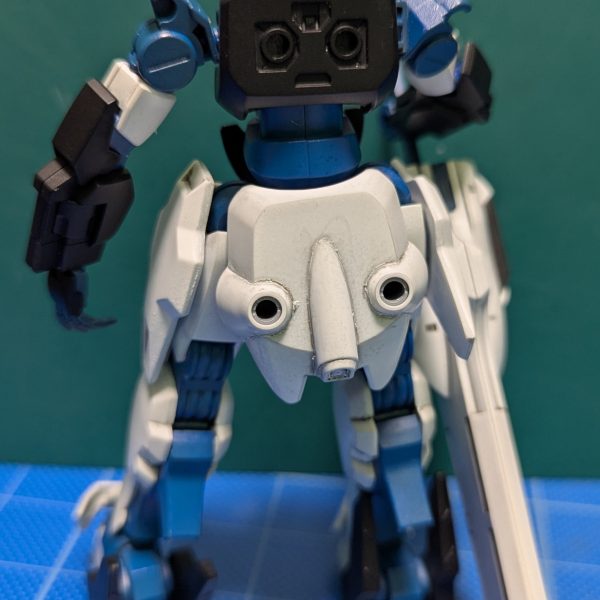 ガンダムシュバルゼッテ、組み上げた感じケンタウロスみたいな感じ、ソードは重すぎで前には掲げられない。付属のシールは２種類あって、ソード用は厚みも有ってパーツの一つになっています。今回は装甲の裏側を閉じて厚みを出してみる。（5枚目）