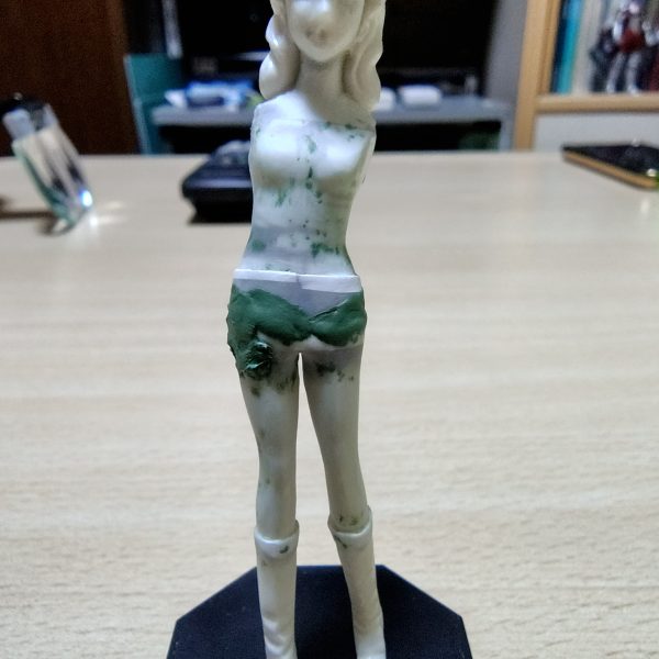 先週パテを塗ったところを仕上げて、ショートパンツの造形にはいりました。（2枚目）